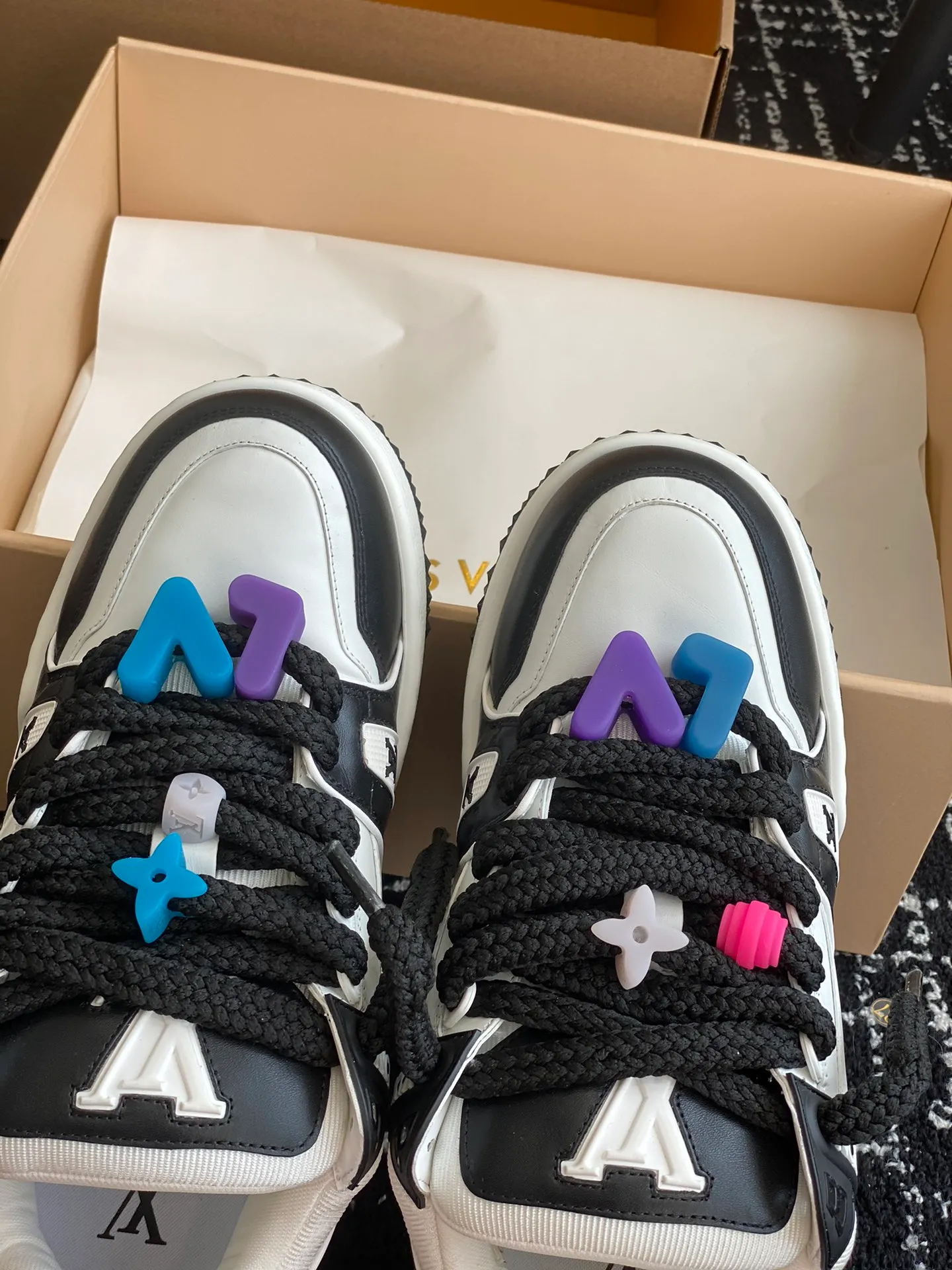 👟👟Ex-factory price 840👟👟 The latest upgraded version of lvtrainer Little Fatty 2023 is the same as the original version. Exclusive mold opening. Market ceiling level. Welcome to compare. At the Louis Vitton 2023 show, the new Trainer was unveiled. The new shoe style did not change much in the upper design, but the shoe shape became wider. Thicker and larger tongues replace the original visual effect. Since the launch of Lanvin bread shoes, this fat shoe style has become more and more popular!  Select imported calfskin/denim splicing/Yangjing material, exclusive molded outsole fasteners, decorative accessories can be removed at will!  Size: #35-45 (⚠️40 for women, 45 for men, customization is non-refundable)